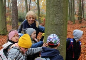 Dzieci chcą poczuć moc, jaką dają nam drzewa.